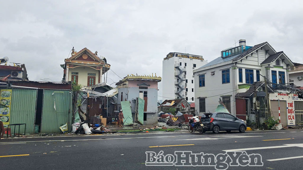 Ngày 29/9, hơn 20 ngôi nhà tại tổ dân phố Nghĩa Chỉ, xã Thái Thụy bị hư hại sau cơn lốc xoáy bất ngờ với cường độ mạnh.