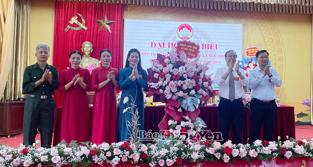 Lãnh đạo xã Ngự Thiên tặng hoa chúc mừng Đại hội.