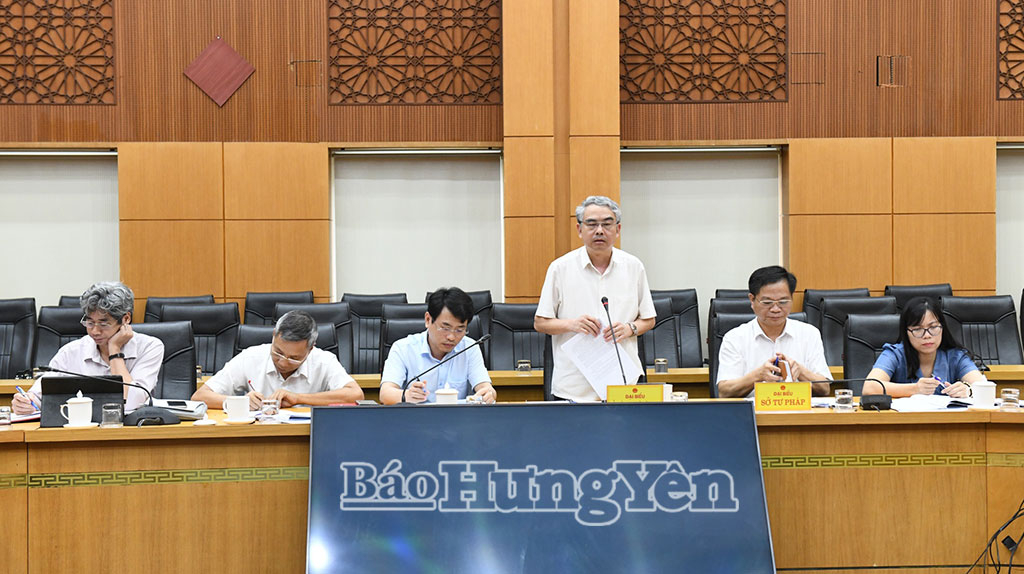 Đồng chí Phạm Đồng Thụy, Ủy viên Ban Thường vụ Tỉnh ủy, Giám đốc Sở Giáo dục và Đào tạo phát biểu tại cuộc họp.