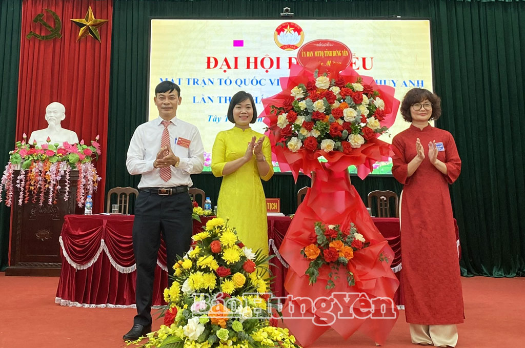 Lãnh đạo Ủy ban MTTQ Việt Nam tỉnh tặng hoa chúc mừng Đại hội.