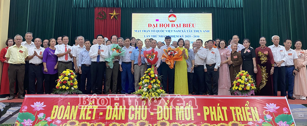 Lãnh đạo xã Tây Thụy Anh tặng hoa chúc mừng Ủy ban MTTQ Việt Nam xã khóa I, nhiệm kỳ 2025 - 2030.