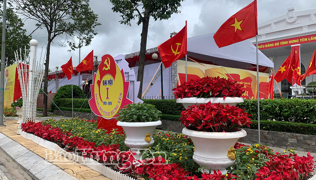 Khu vực phía trước Nhà Văn hoá Lao động được trang tí cờ hoa rực rỡ.