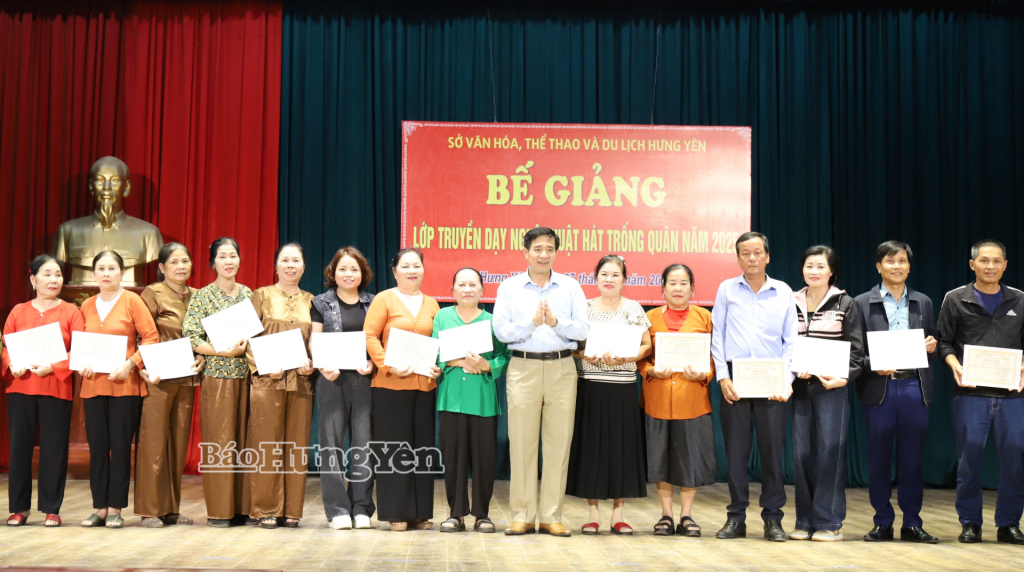 Lãnh đạo Sở Văn hóa, Thể thao và Du lịch trao giấy chứng nhận cho học viên.