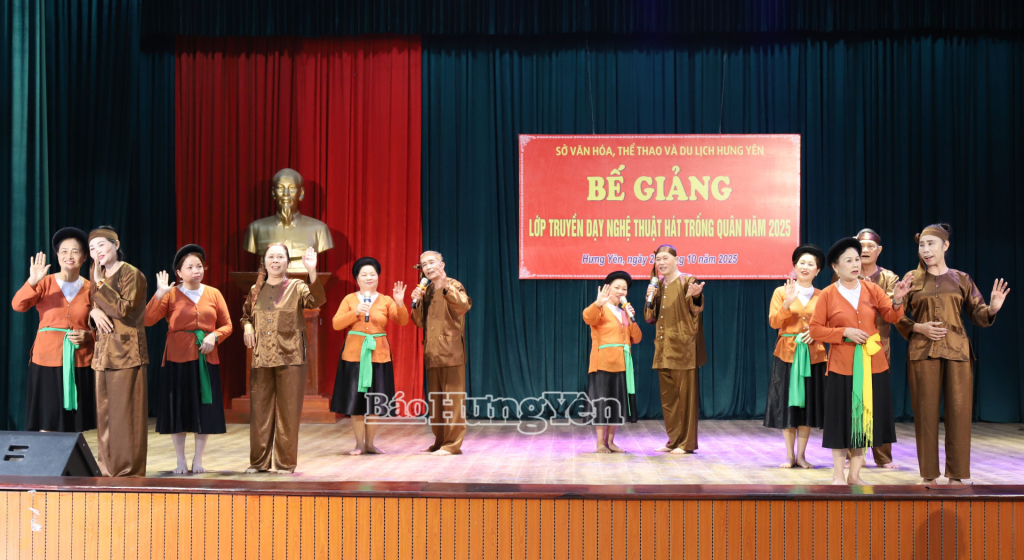 Tiết mục hát trống quân được trình bày tại lễ bế giảng.