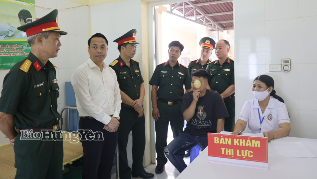 Bộ CHQS tỉnh kiểm tra công tác khám sơ tuyển tại xã Lạc Đạo, tỉnh Hưng Yên.