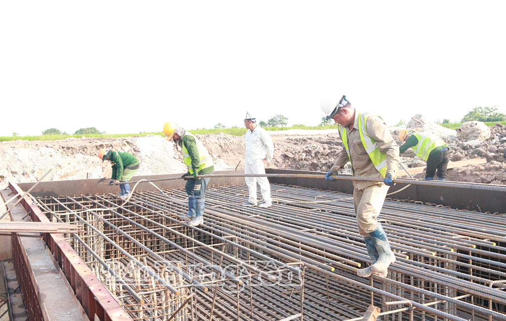 Thi công mố trụ cầu sông Hồng, thuộc dự án đường cao tốc CT.08.