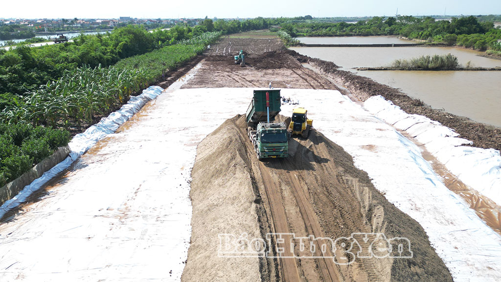 Thi công nền đường dự án xây dựng tuyến đường kết nối di sản văn hóa, du lịch và phát triển kinh tế dọc sông Hồng.