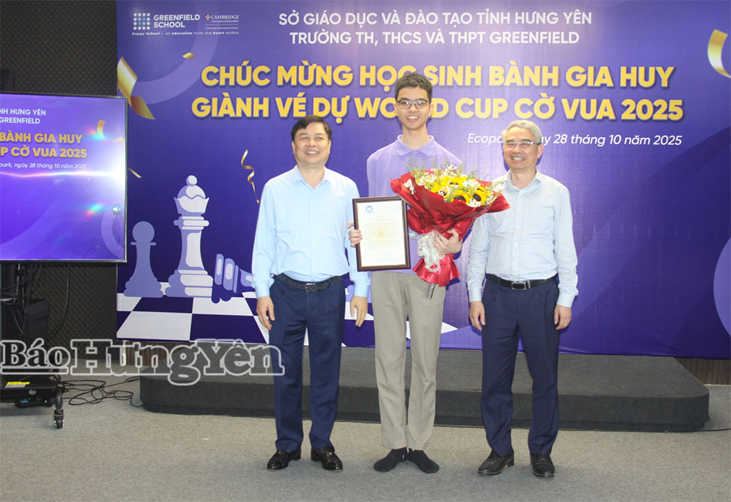 Các đồng chí: Phạm Văn Nghiêm, Phó Chủ tịch UBND tỉnh; Phạm Đồng Thụy, Ủy viên Ban Thường vụ Tỉnh ủy, Giám đốc Sở Giáo dục và Đào tạo tặng hoa, thư khen động viên kỳ thủ Bành Gia Huy.