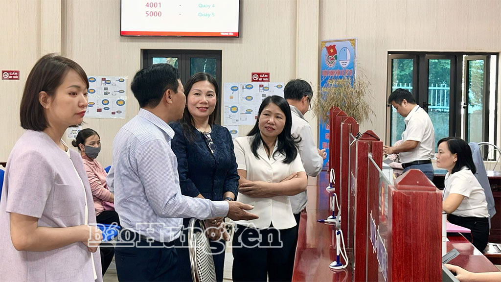 Đồng chí Trần Thị Tuyết Hương, Phó Chủ tịch HĐND tỉnh cùng đoàn khảo sát tại Trung tâm Phục vụ hành chính công xã Thư Trì.