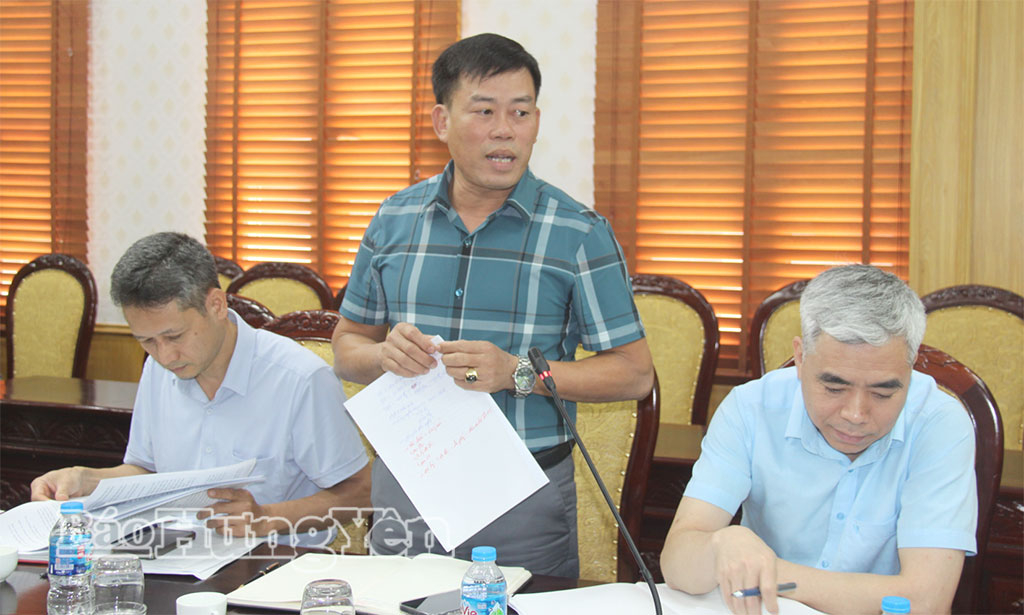 Đại diện địa phương báo cáo về tình hình xây dựng nông thôn mới với đoàn công tác.