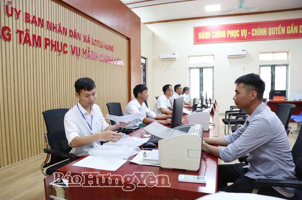 Trung tâm Phục vụ hành chính công xã Long Hưng đẩy mạnh ứng dụng công nghệ thông tin giải quyết thủ tục hành chính cho người dân.