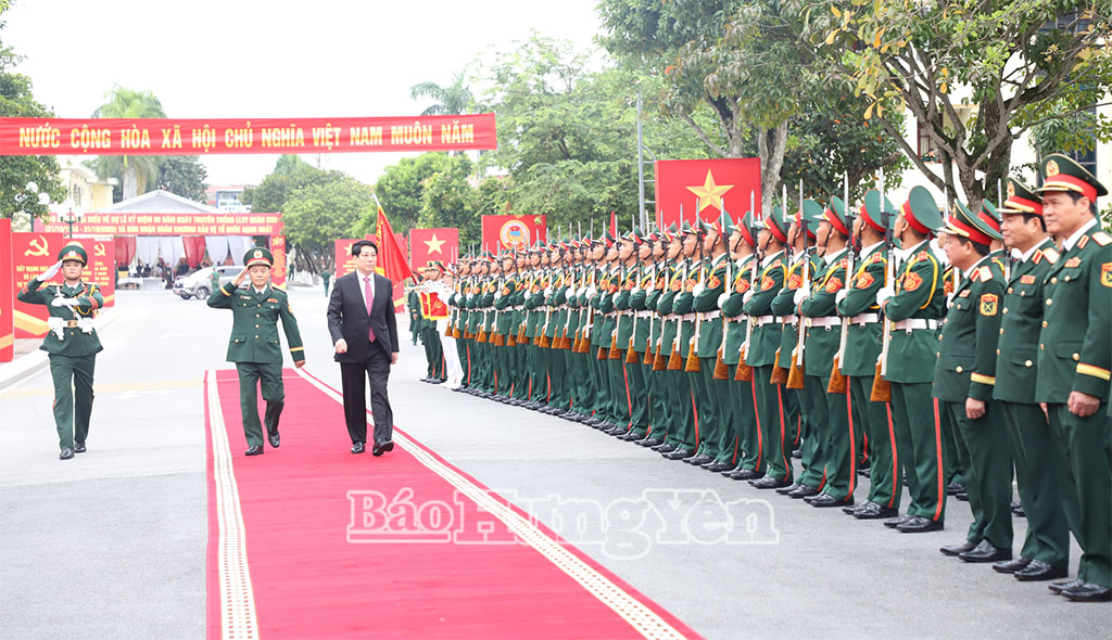 Chủ tịch nước Lương Cường duyệt đội danh dự tại buổi lễ.