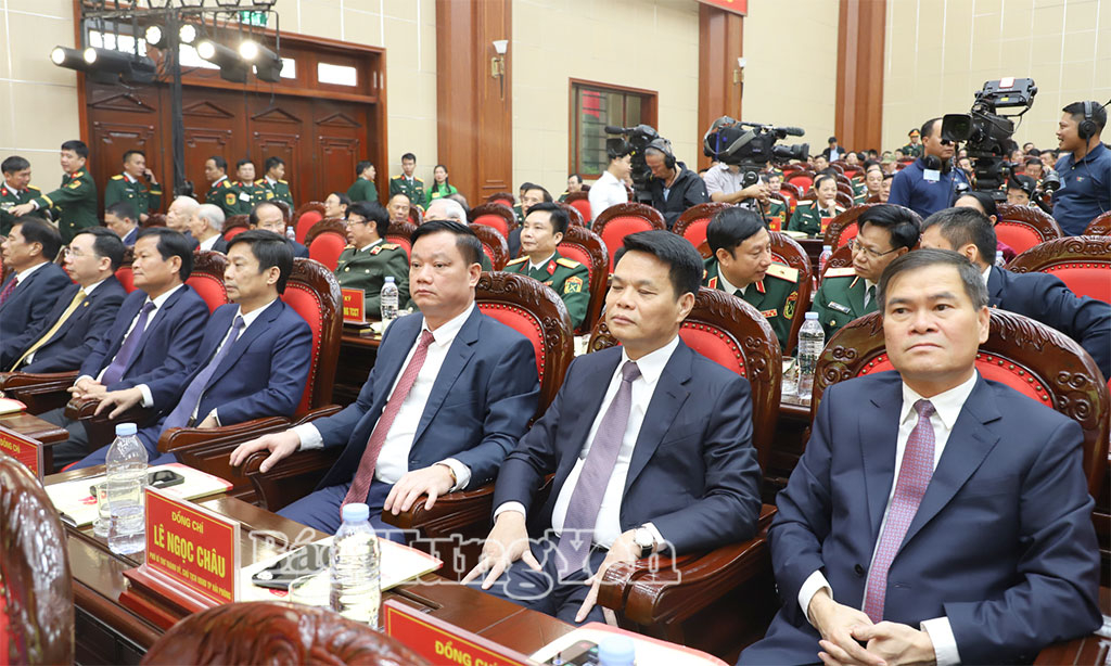 Đồng chí Chủ tịch UBND tỉnh Nguyễn Khắc Thận cùng các đại biểu dự buổi lễ.