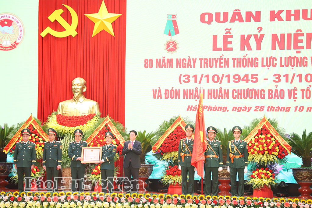 Chủ tịch nước Lương Cường trao Huân chương Bảo vệ Tổ quốc hạng Nhất tặng LLVT Quân khu 3.