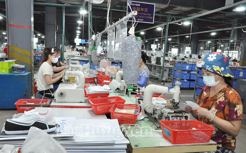 Lao động nữ Công ty TNHH Tiên Phong Thái Bình (xã Lê Quý Đôn) trong giờ sản xuất.