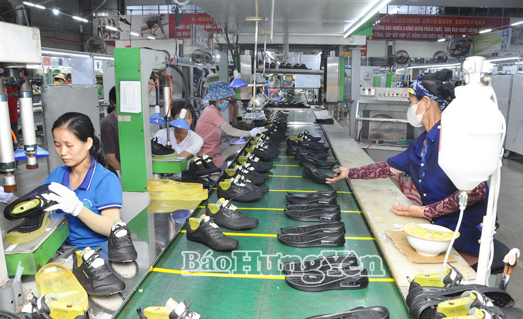 Lao động nữ Công ty TNHH Phúc Mậu (xã Bắc Đông Hưng) tích cực lao động sản xuất, tham gia phong trào thi đua.