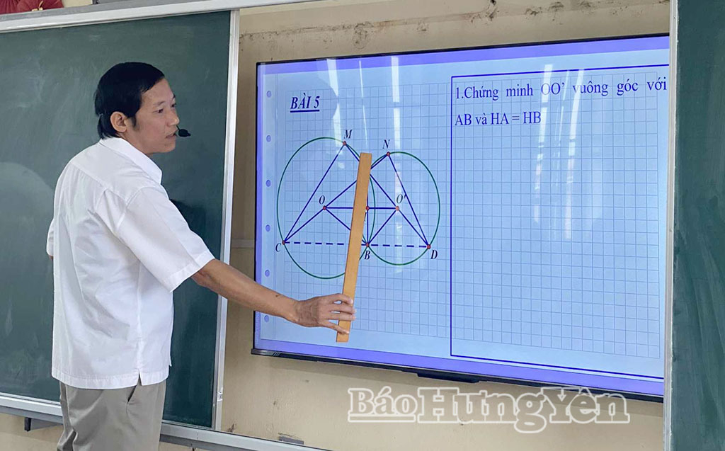 Thầy giáo Bùi Văn Quyết, Trường THCS Nguyễn Đức Cảnh hướng dẫn học sinh lớp 9A2 phương pháp giải toán.