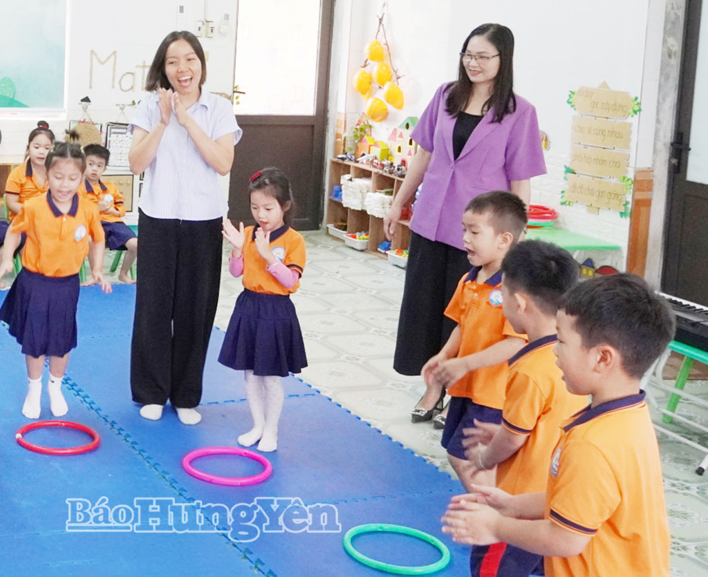 Cô giáo Tô Thị Ngà (bên phải), Phó Hiệu trưởng Trường Mầm non Diêm Điền dự giờ tiết học lớp 5A.