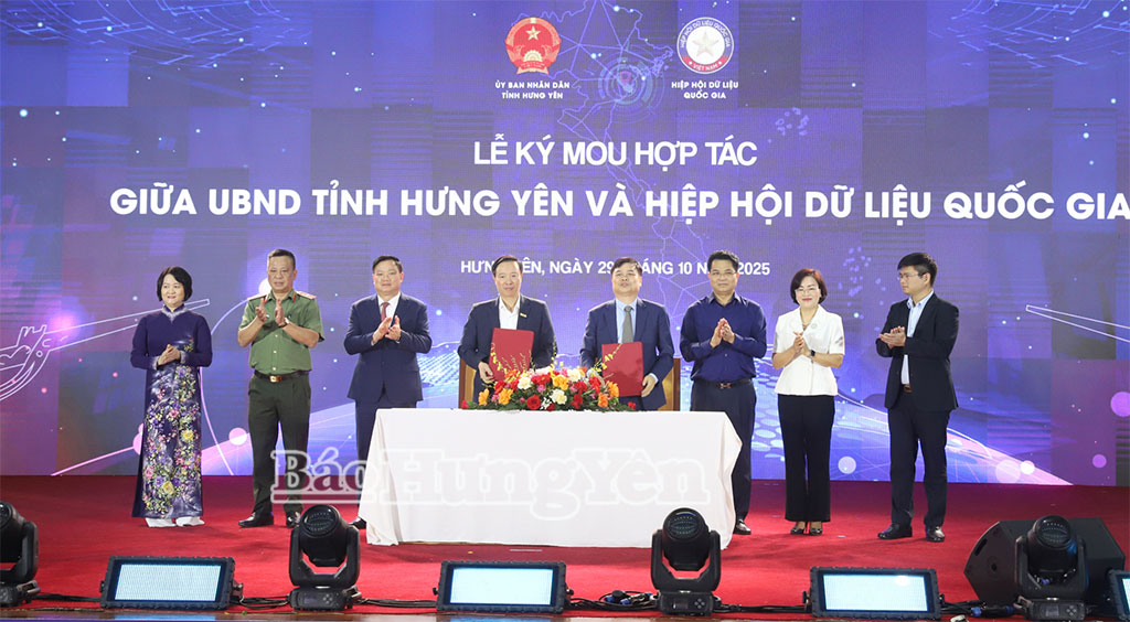 Lễ ký kết biên bản ghi nhớ hợp tác chiến lược (MOU) giữa UBND tỉnh Hưng Yên và Hiệp hội Dữ liệu quốc gia về hợp tác đào tạo, tiêu chuẩn dữ liệu và triển khai các mô hình thí điểm.