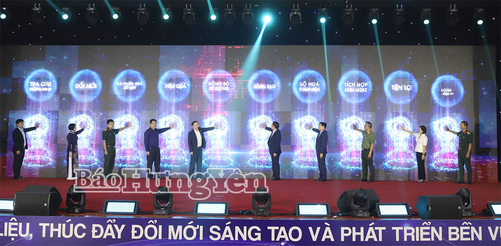 Các đồng chí lãnh đạo tỉnh Hưng Yên và Hiệp hội Dữ liệu Quốc gia thực hiện nghi thức ra mắt Nền tảng trợ lý ảo cán bộ, công chức tỉnh Hưng Yên.