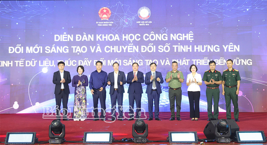 Các đồng chí lãnh đạo tỉnh và Hiệp hội Dữ liệu quốc gia chụp ảnh lưu niệm.