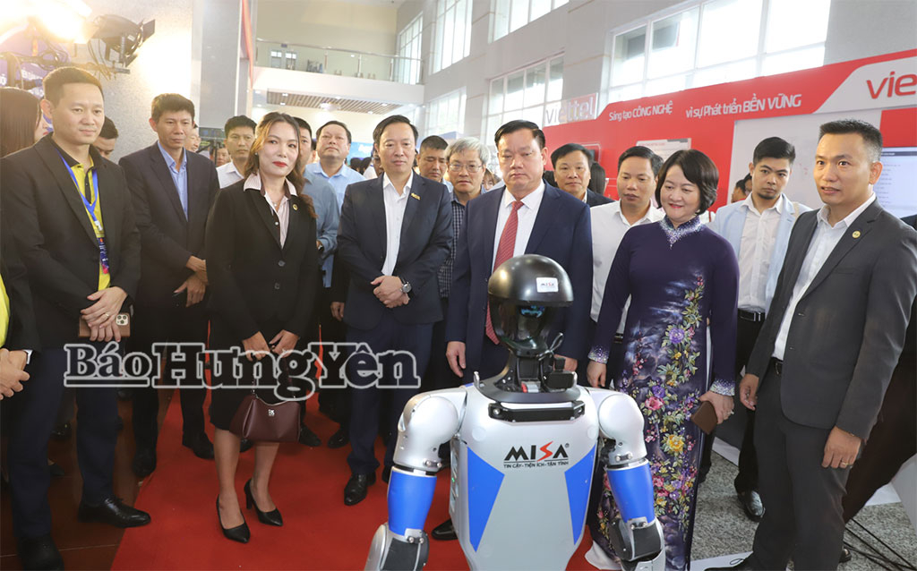 Đồng chí Nguyễn Khắc Thận, Phó Bí thư Tỉnh ủy, Chủ tịch UBND tỉnh tham quan