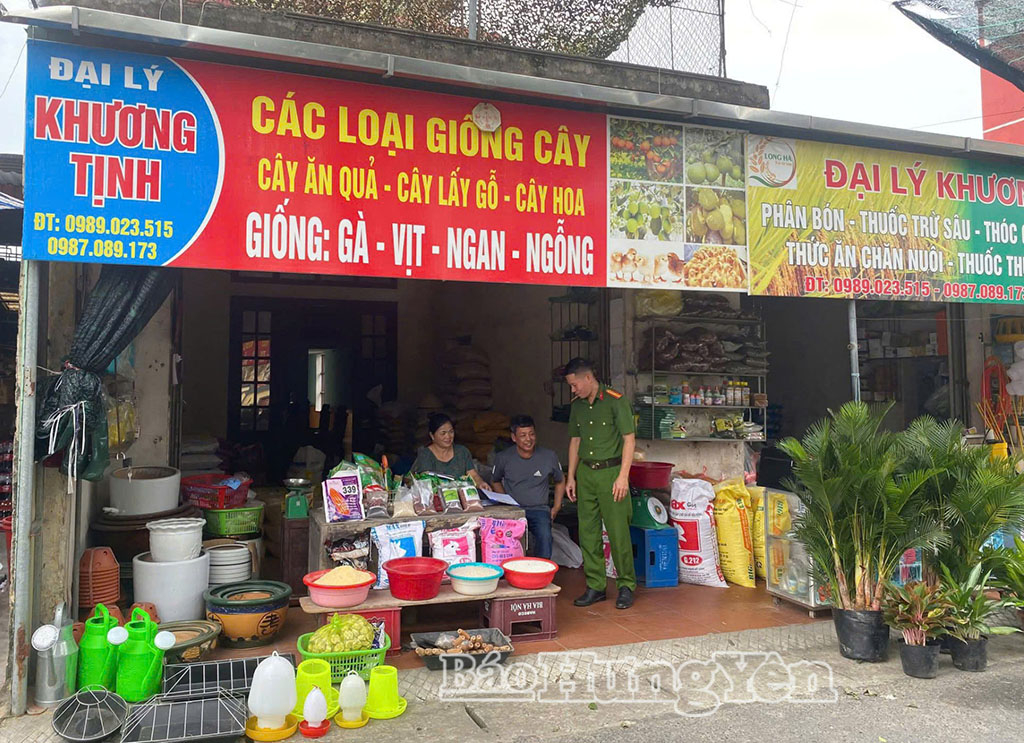 Công an xã Bình Thanh tuyên truyền các hộ gia đình kinh doanh tại chợ Cao Mại tuân thủ các quy định về an toàn giao thông.