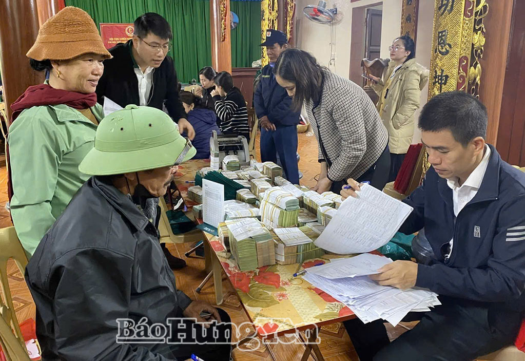 Người dân xã Đông Thụy Anh nhận tiền bồi thường, hỗ trợ giải phóng mặt bằng dự án.