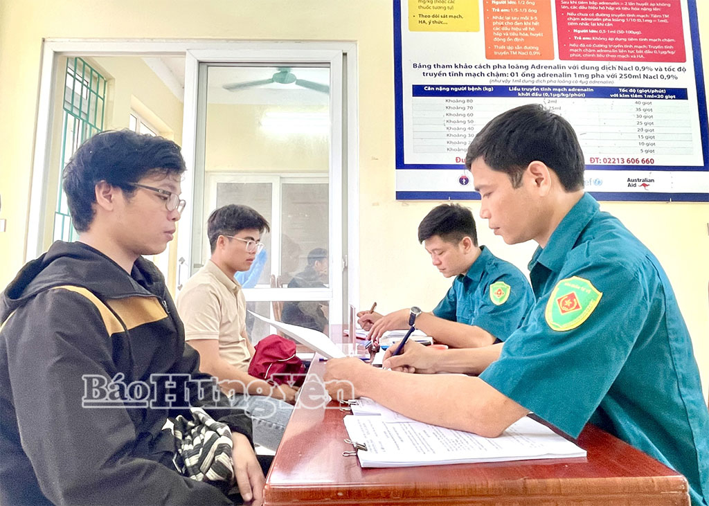 Cán bộ Ban Chỉ huy quân sự xã Hoàng Hoa Thám hoàn thiện hồ sơ tại buổi khám sơ tuyển nghĩa vụ quân sự năm 2026.