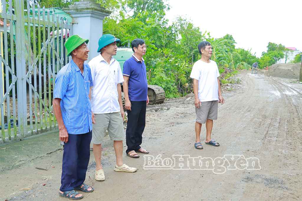 Cán bộ xã và thôn Minh Đức tuyên truyền, vận động Nhân dân hiến đất làm đường.