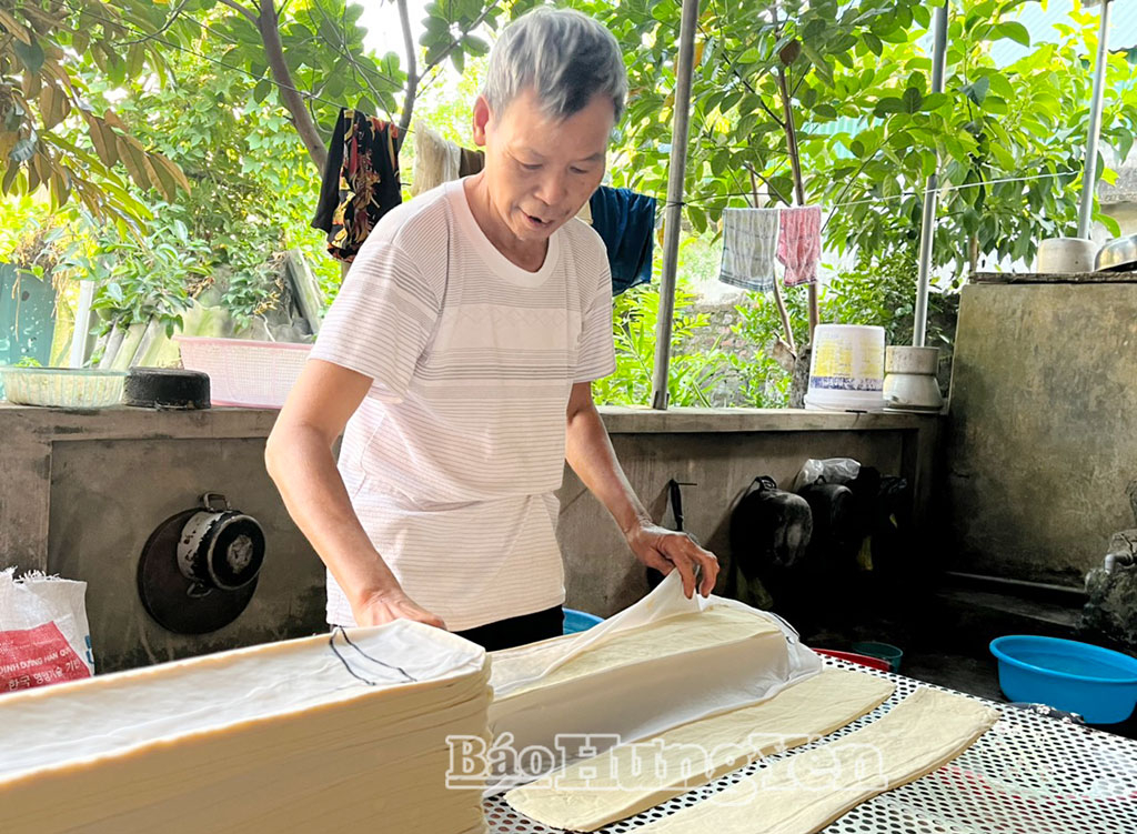 Ông Trần Văn Khải, thôn Kênh tỉ mỉ trong từng công đoạn sản xuất đậu phụ.