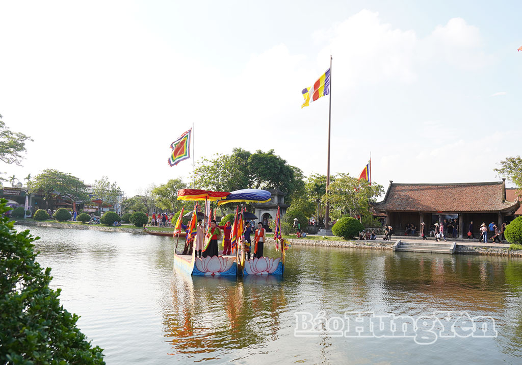 Du thuyền hát hội tại lễ hội chùa Keo.