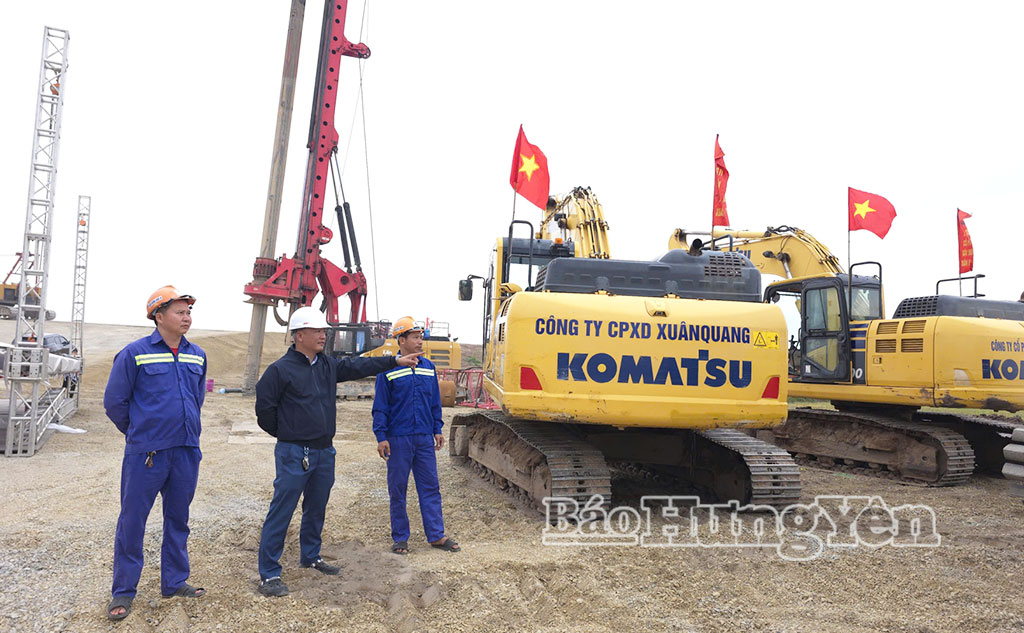 Đơn vị thi công sẵn sàng phương tiện, máy móc phục vụ khởi công dự án.