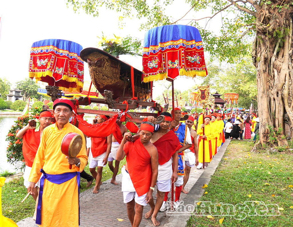 Nhân dân làng Keo tham gia các nghi thức tế lễ độc đáo trong lễ hội chùa Keo mùa thu.