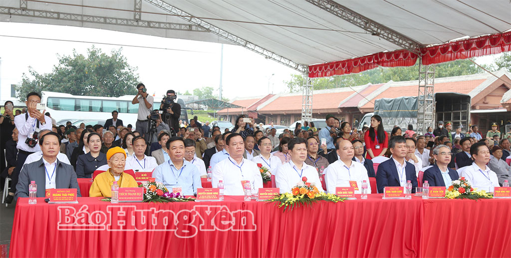Các đồng chí: Trần Quốc Toản, Phó Bí thư Thường trực Tỉnh ủy; Nguyễn Khắc Thận, Phó Bí thư Tỉnh ủy, Chủ tịch UBND tỉnh và đại biểu dự khai mạc lễ hội chùa Keo mùa Thu năm 2025.