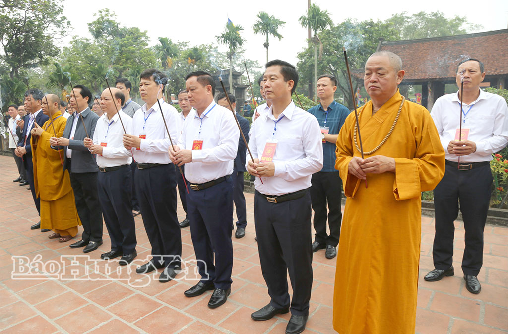 Các đồng chí: Trần Quốc Toản, Phó Bí thư Thường trực Tỉnh ủy; Nguyễn Khắc Thận, Phó Bí thư Tỉnh ủy, Chủ tịch UBND tỉnh và đại biểu thực hiện nghi thức dâng hương.