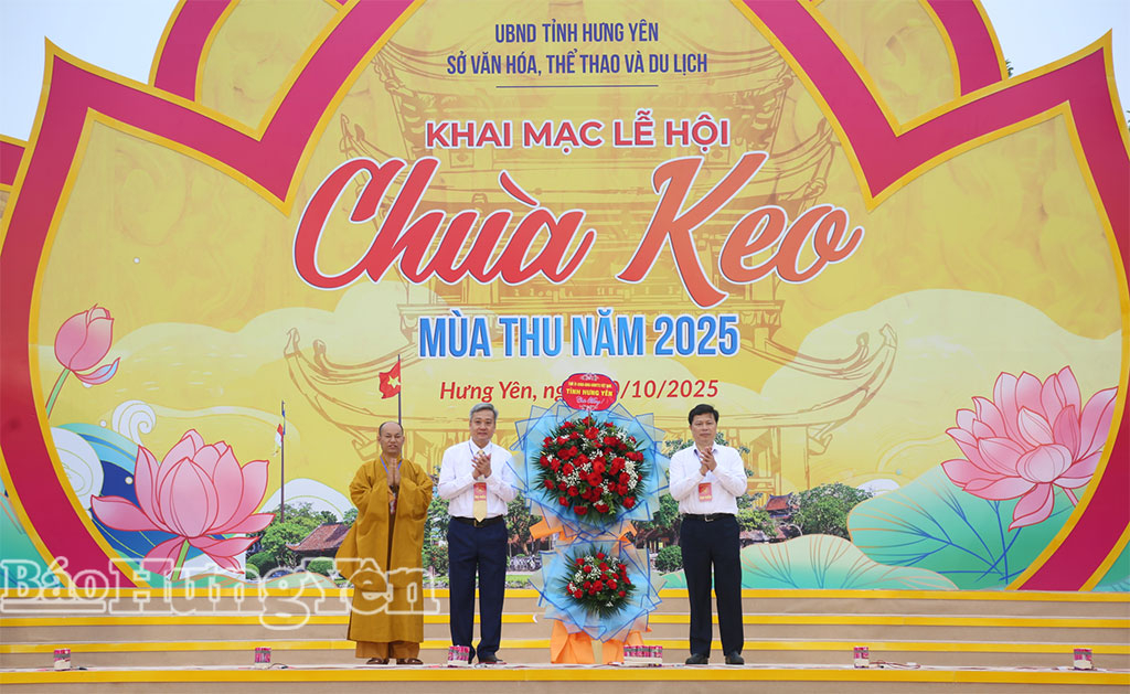 Đồng chí Trần Quốc Toản, Phó Bí thư Thường trực Tỉnh ủy tặng hoa chúc mừng.