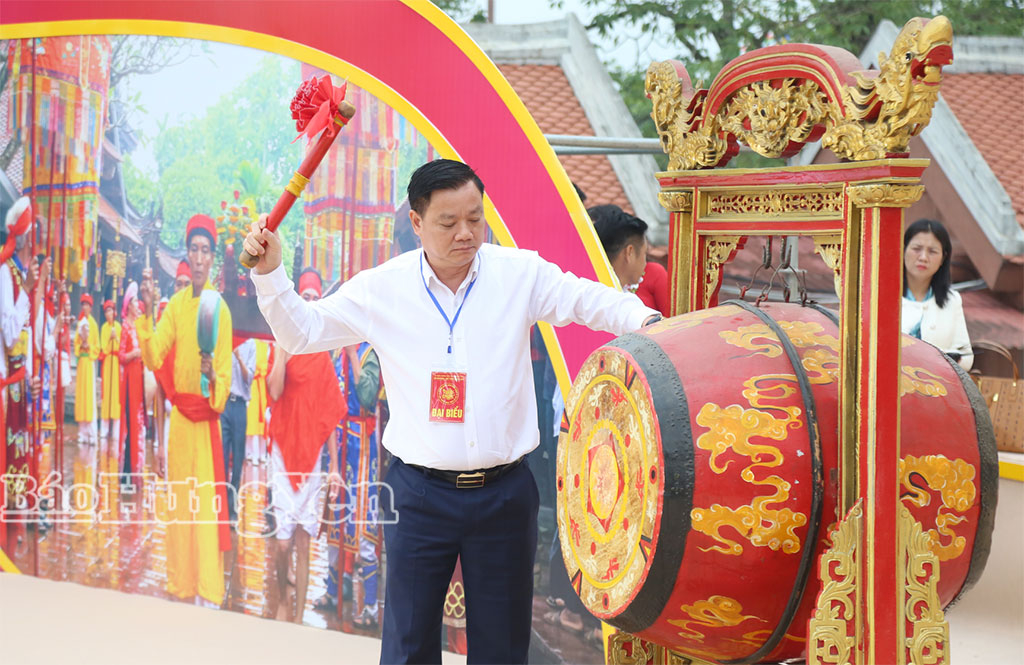 Đồng chí Nguyễn Khắc Thận, Phó Bí thư Tỉnh ủy, Chủ tịch UBND tỉnh đánh trống khai hội chùa Keo mùa thu năm 2025.