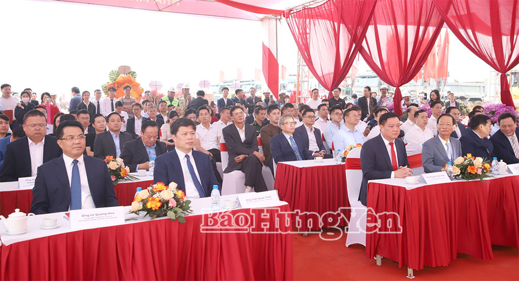 Các đại biểu tham dự buổi lễ.