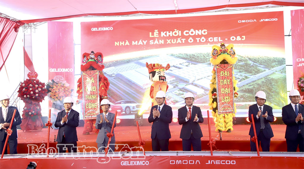 Các đại biểu thực hiện nghi lễ khởi công dự án