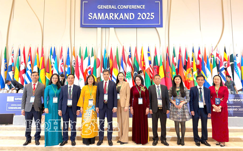 Các đồng chí trong đoàn công tác tỉnh Hưng Yên tham dự kỳ họp Đại hội đồng UNESCO lần thứ 43.