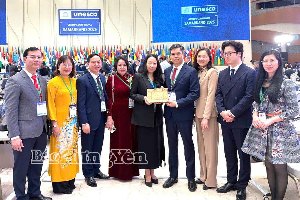 Đồng chí Nguyễn Văn Chiến, Ủy viên Ban Thường vụ, Trưởng ban Tuyên giáo và Dân vận Tỉnh ủy cùng đoàn công tác gặp gỡ tiếp xúc trao đổi với đại diện phái đoàn Hàn Quốc.