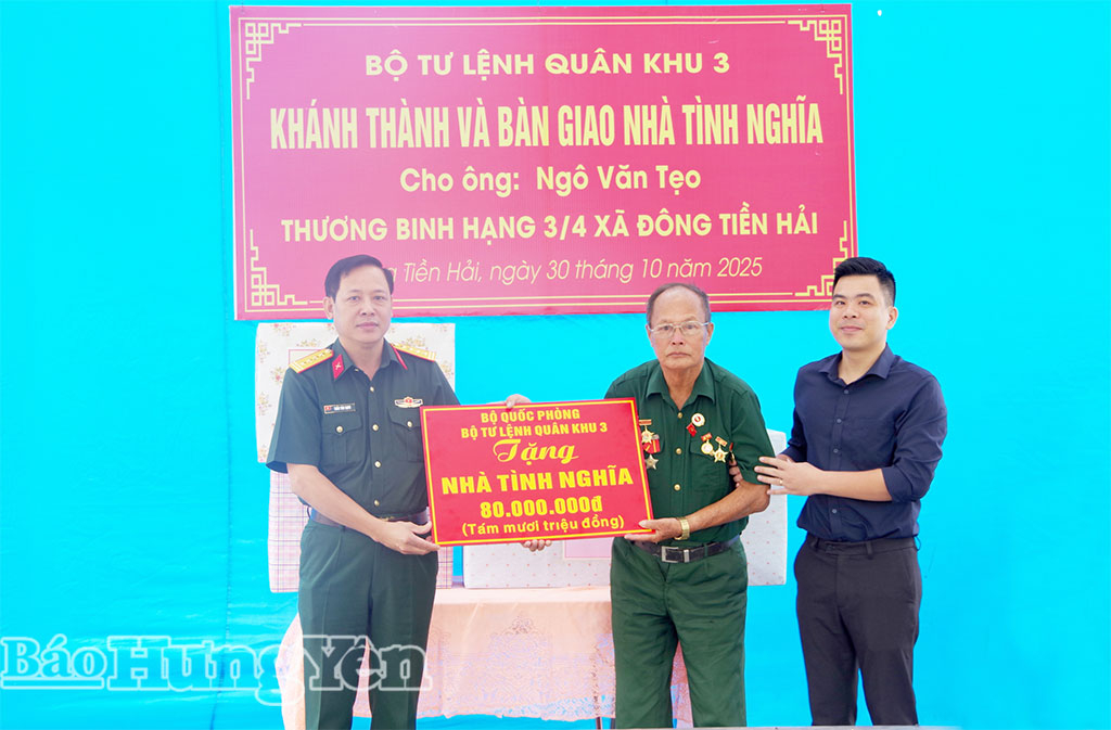 Thừa ủy quyền của Bộ Tư lệnh Quân khu 3, lãnh đạo Bộ CHQS tỉnh trao kinh phí hỗ trợ xây Nhà tình nghĩa cho gia đình cựu chiến binh Ngô Văn Tẹo.