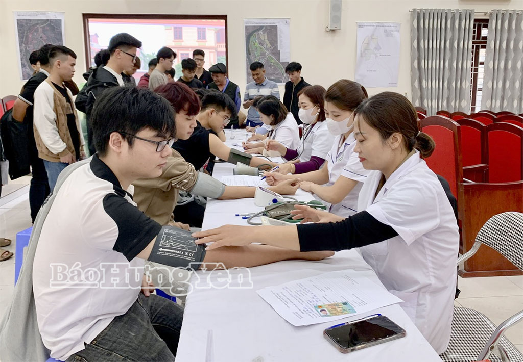 Cán bộ y tế khám sơ tuyển cho thanh niên đăng ký thực hiện NVQS tại xã Khoái Châu.