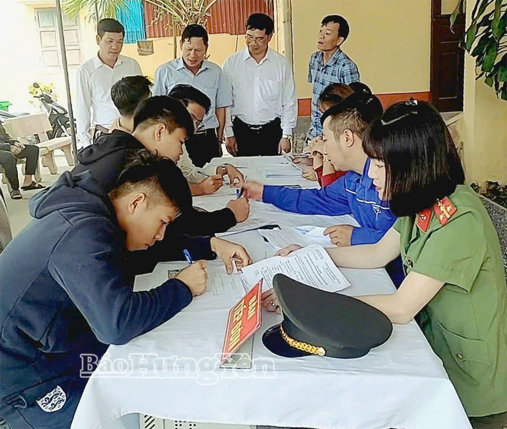 Hội đồng Nghĩa vụ quân sự xã Nam Thụy Anh động viên thanh niên tham gia khám sơ tuyển.