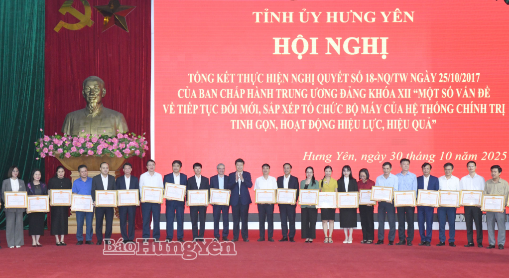 Đồng chí Phó Bí thư Thường trực Tỉnh ủy Trần Quốc Toản trao Bằng khen của Ban Thường vụ Tỉnh ủy cho các tập thể có thành tích xuất săc trong thực hiện Nghị quyết số 18-NQ/TW.