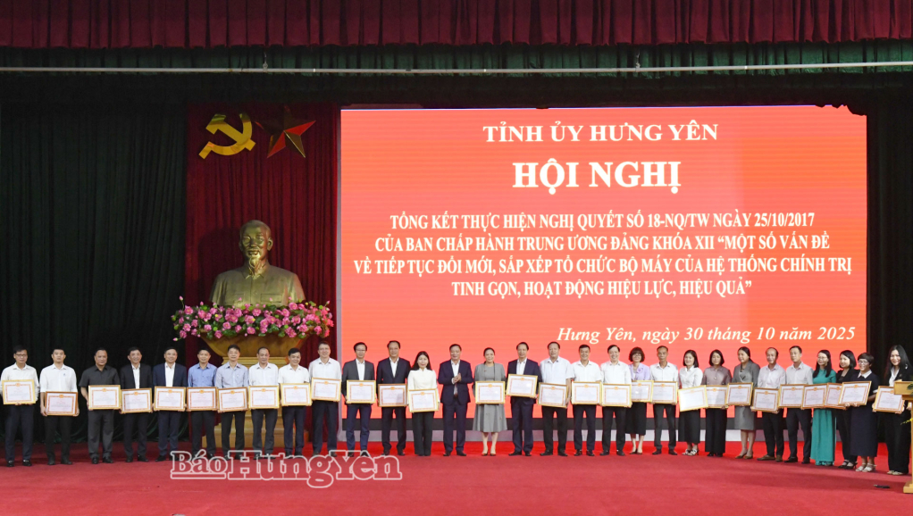 Đồng chí Phó Bí thư Tỉnh ủy, Chủ tịch UBND tỉnh Nguyễn Khắc Thận trao Bằng khen của Ban Thường vụ Tỉnh ủy tặng các cá nhân có thành tích xuất sắc trong thực hiện Nghị quyết số 18-NQ/TW.