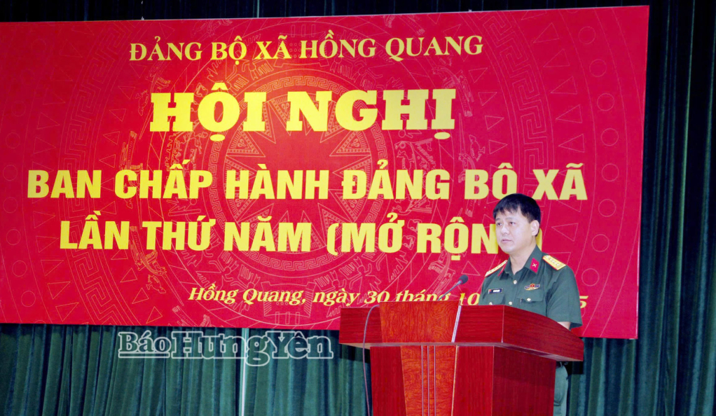 Đại tá Vũ Văn Định, Ủy viên Ban Thường vụ Tỉnh ủy, Chỉ huy trưởng Bộ CHQS tỉnh phát biểu tại hội nghị.