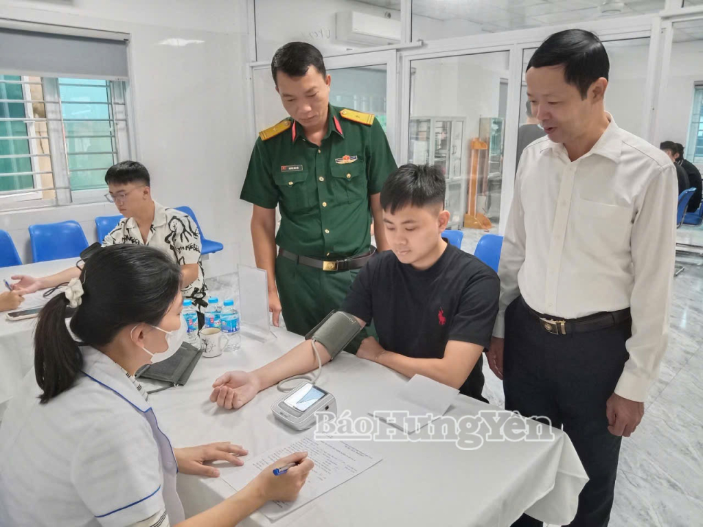 Lãnh đạo xã Nghĩa Trụ động viên thanh niên khám sơ tuyển. Ảnh: