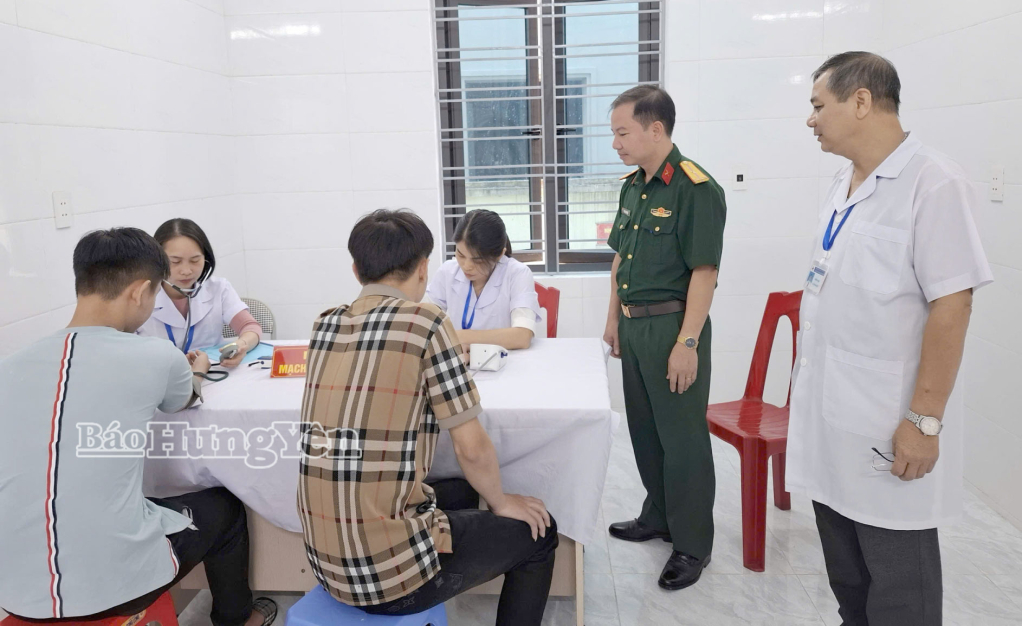 Cán bộ y tế khám sơ tuyển sức khỏe cho thanh niên thực hiện NVQS tại xã Long Hưng.